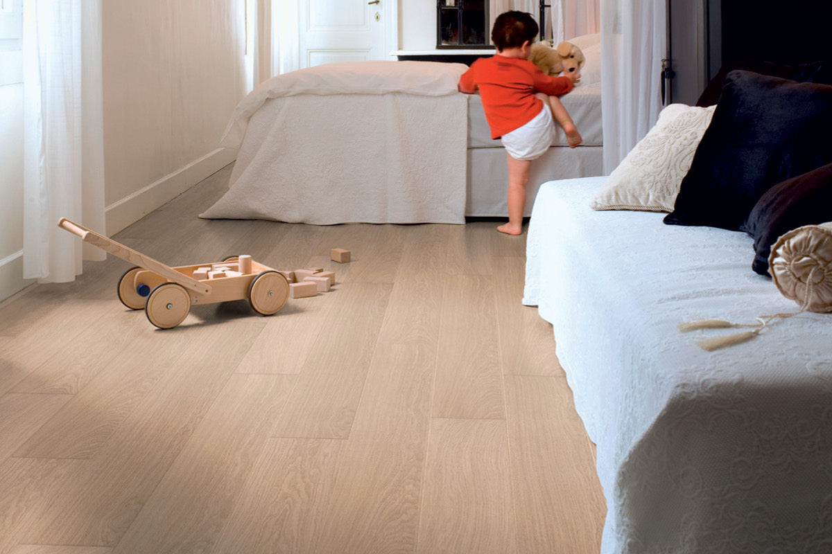 Quick-Step Impressive White Varnished Oak Click Laminate IM3105